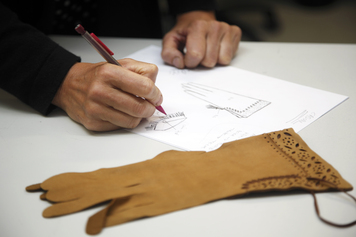 Création d'un gant à la Ganterie Morand (G. Villegier - CRT Nouvelle-Aquitaine)